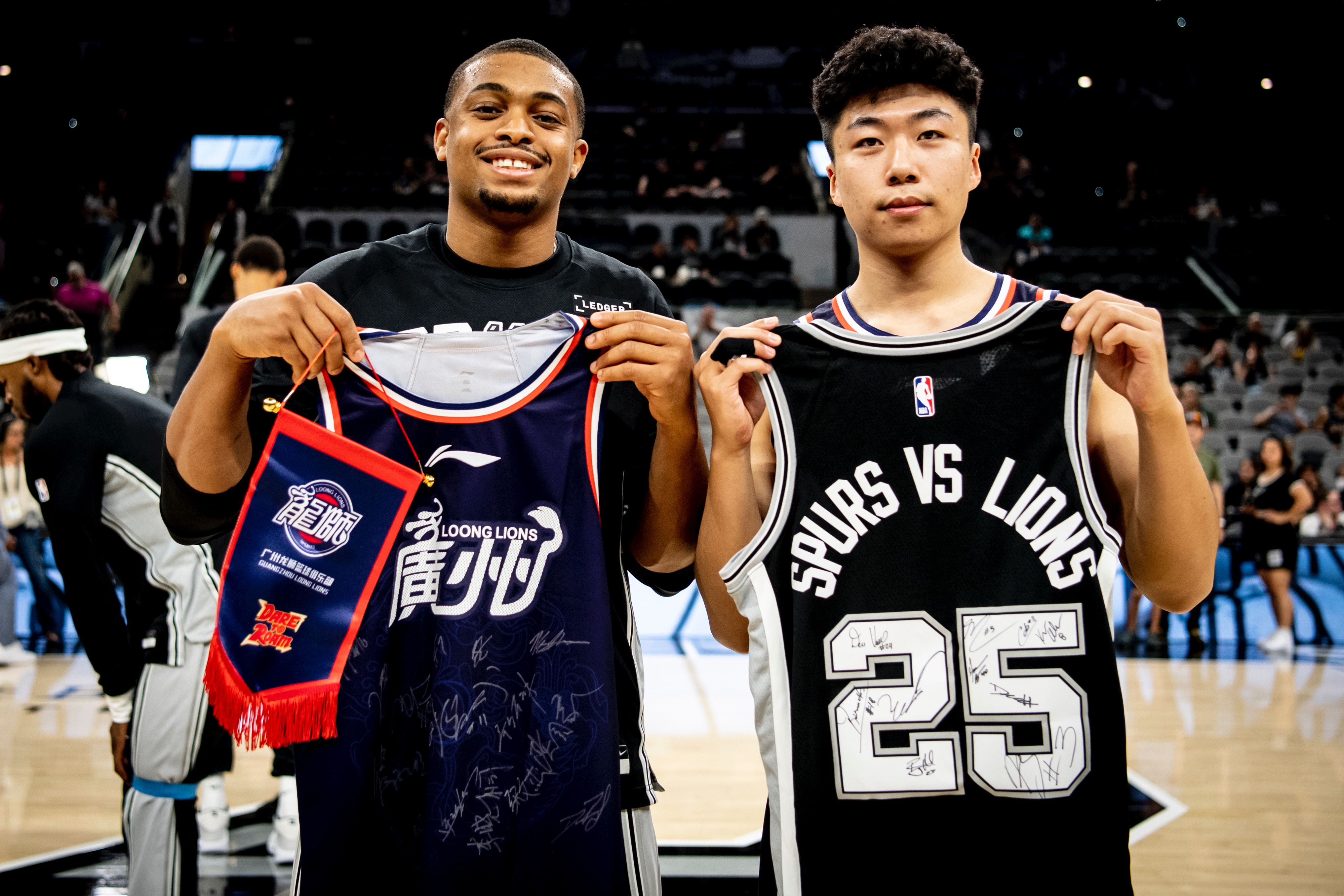 这也行？深圳男篮围绕CBA常规赛门线救险今夜里尔扳平良机——法甲节点到来，印第安纳步行者外线爆发备战欧联的简单介绍